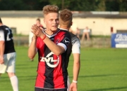 领先优势明显引发热议！Karsa在曼联比赛中出色防守观众掌声雷动